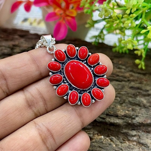 Beautiful Red Coral Gemstone pendant, with 18” chain. - Picture 4 of 4